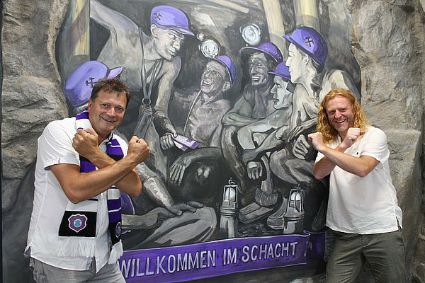 Schachtmotive schmücken Eingangsbereich der Haupttribüne